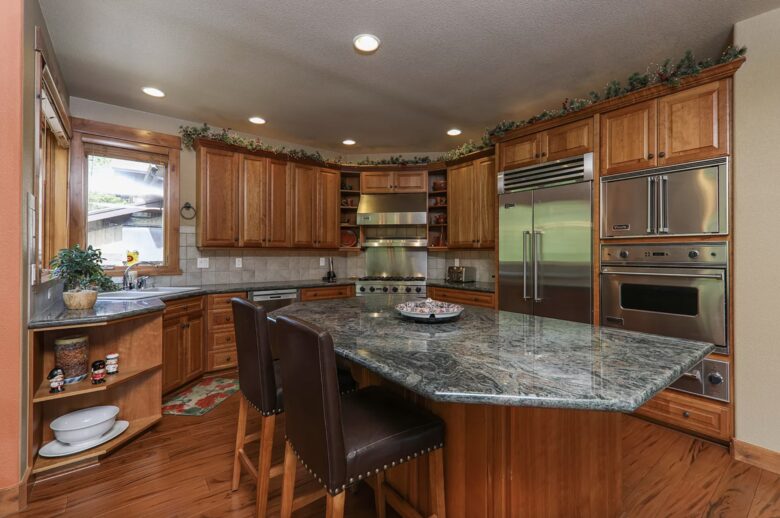 Elk Circle Luxury Mountain Home - Close to all Summit County Skiing! - Dillon, Colorado