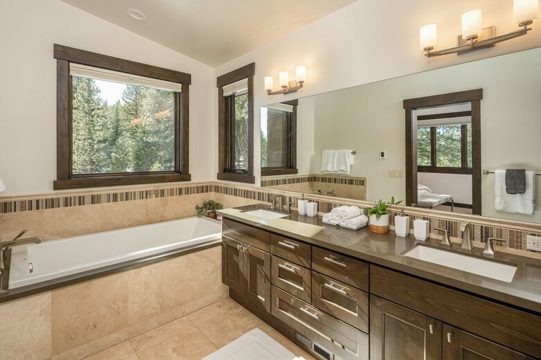 Lavish & Modern Alpine Escape | Near Golf & Skiing - Truckee, California