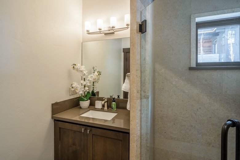 Lavish & Modern Alpine Escape | Near Golf & Skiing - Truckee, California