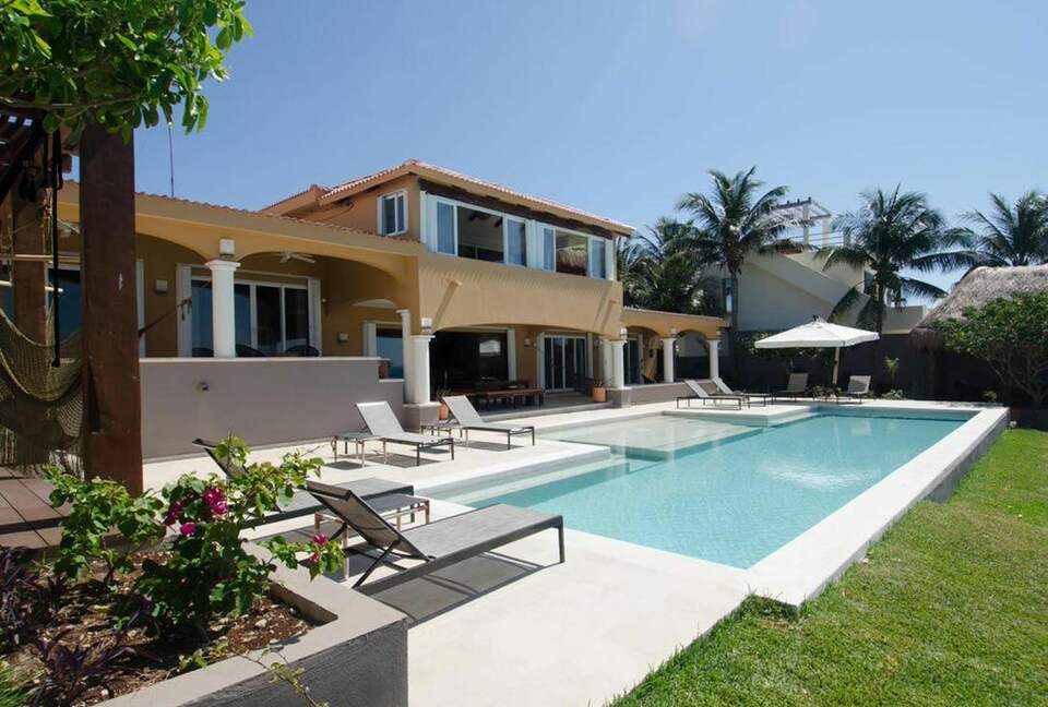 Same bedrooms on the wings with views of the pool and ocean