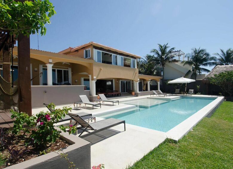 Same bedrooms on the wings with views of the pool and ocean