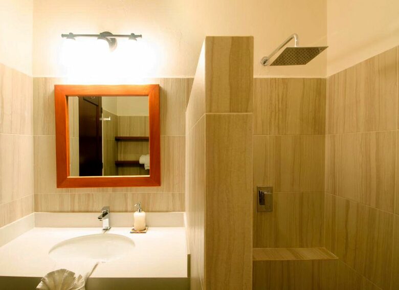En suite bathrooms, one with bathtub