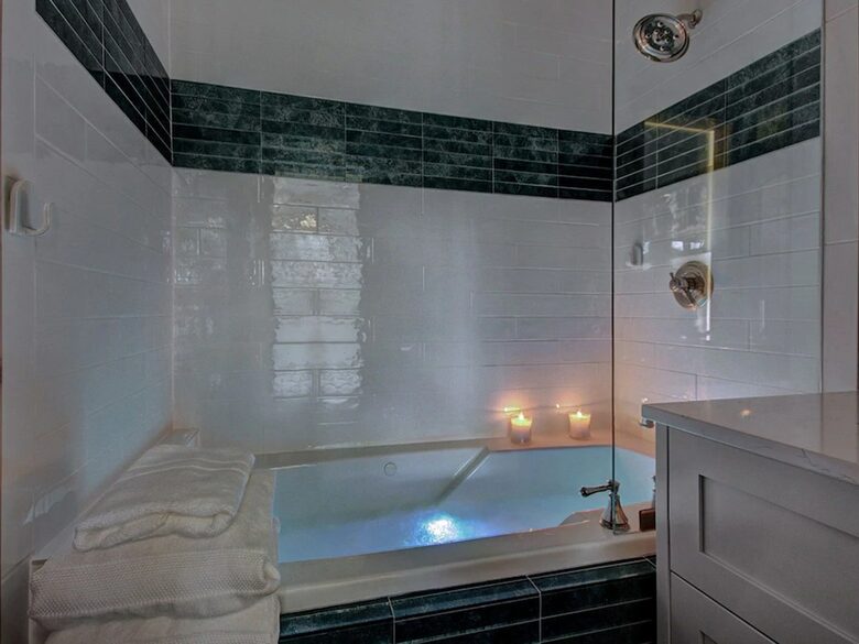 Home exchange in Breckenridge CO, master bathroom soaking tub
