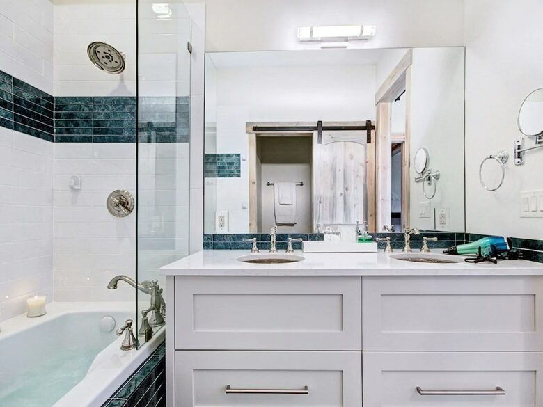 Home exchange in Breckenridge CO, bathroom with tub & dual vanity