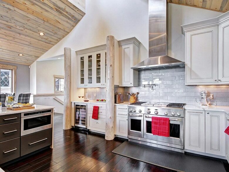Home exchange in Breckenridge CO, kitchen with range hood
