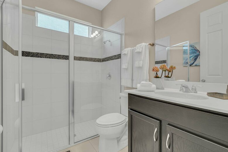 Home exchange in Kissimmee FL, full ensuite bathroom with glass shower