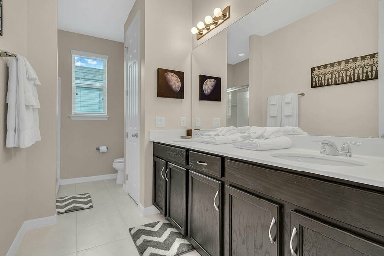 Home exchange in Kissimmee FL, full bathroom with dual vanity