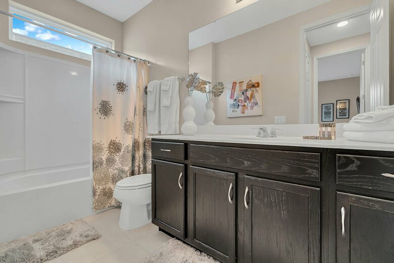 Home exchange in Kissimmee FL, downstairs full bath with dual vanity