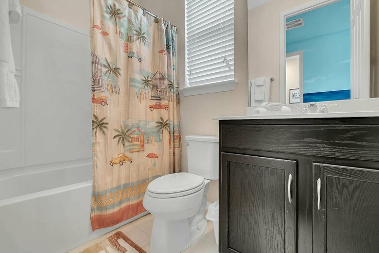 Home exchange in Kissimmee FL, full bathroom with shower/tub combo