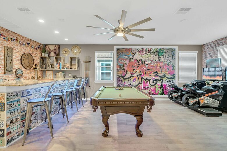 Home exchange in Kissimmee FL, loft game room with bar and pool table