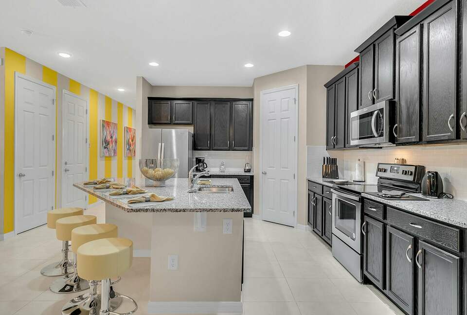 Home exchange in Kissimmee FL, kitchen with island that seats 4