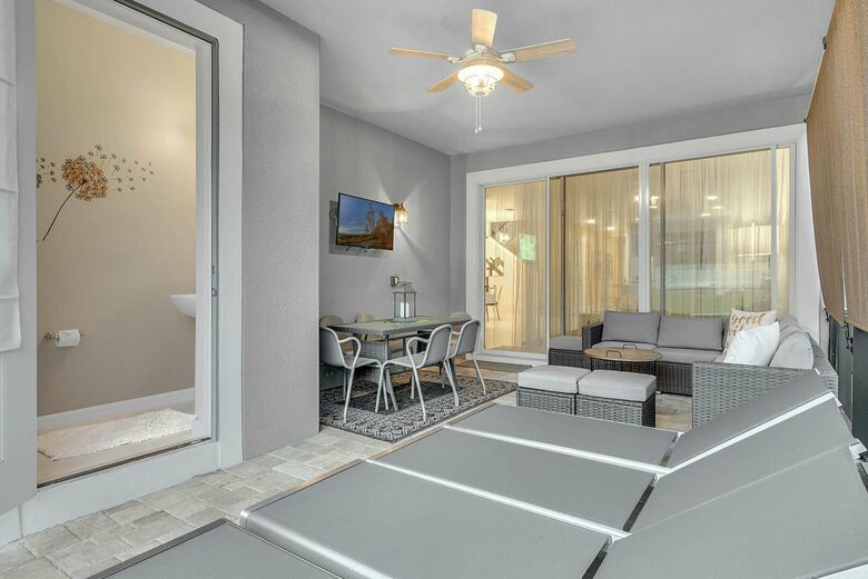 Home exchange in Kissimmee FL, patio with comfortable seating & TV