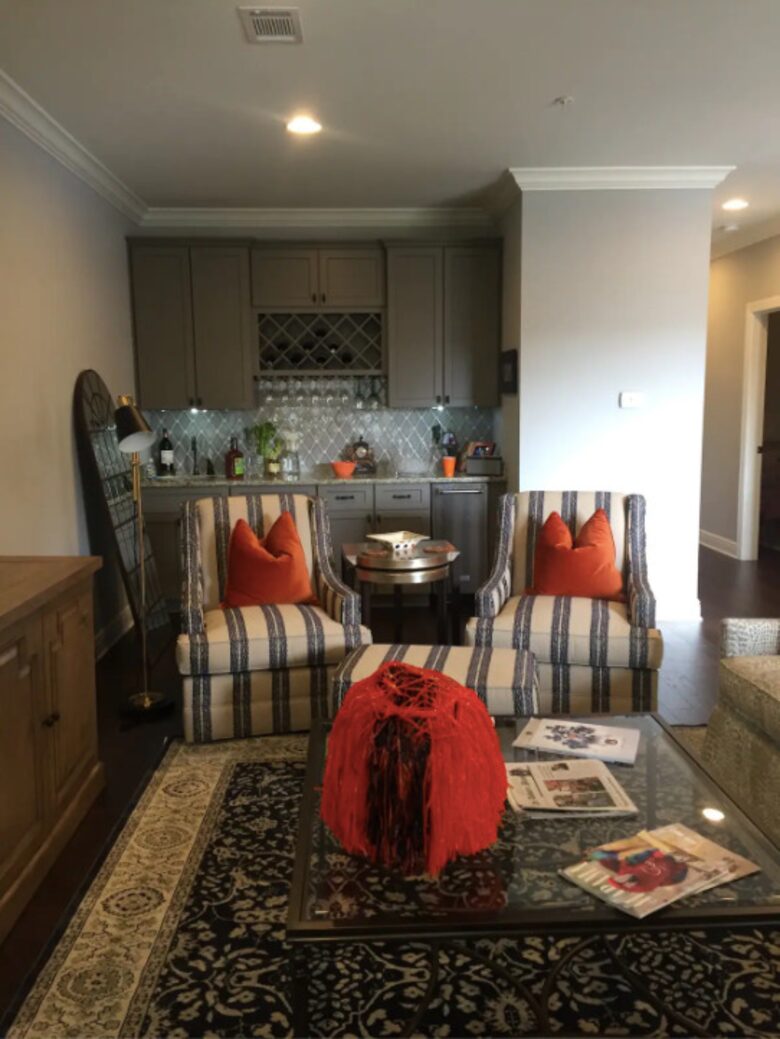 Home exchange in Auburn AL, living room with wet bar