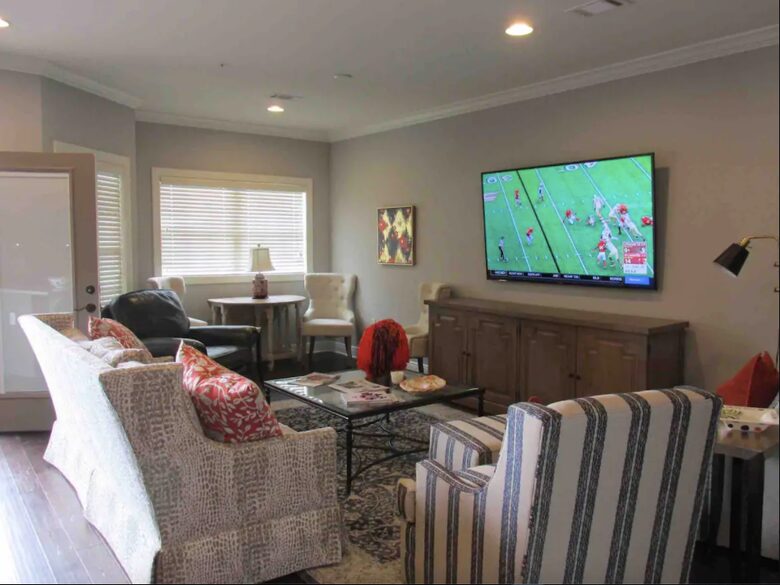 Home exchange in Auburn AL, living room with flatscreen TV and chairs