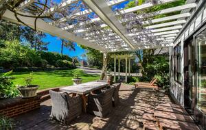 Home exchange in Mill Valley CA, pergola with comfortable seating