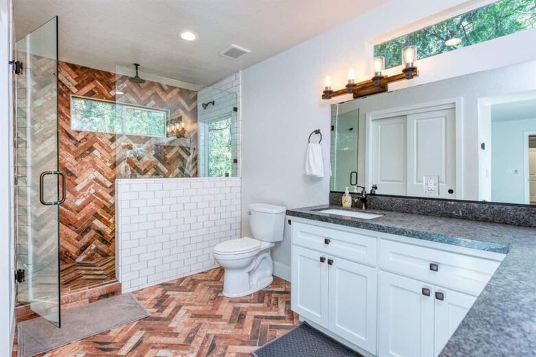 Home exchange in Bass Lake CA, second master bathroom