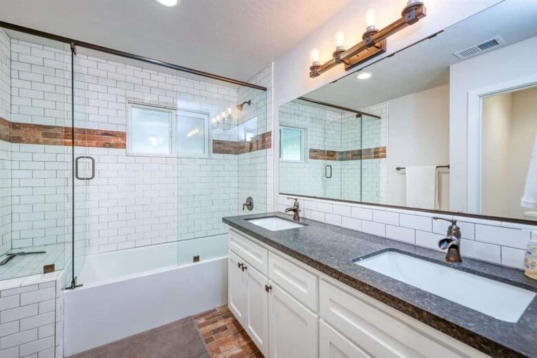 Home exchange in Bass Lake CA, full bathroom with tub/shower