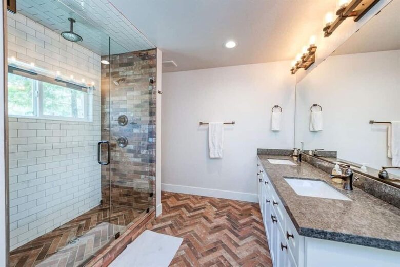 Home exchange in Bass Lake CA, master bath with walk-in shower