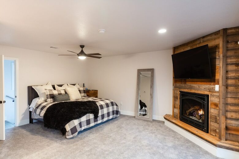 Home exchange in Bass Lake CA, master bedroom with fireplace & TV