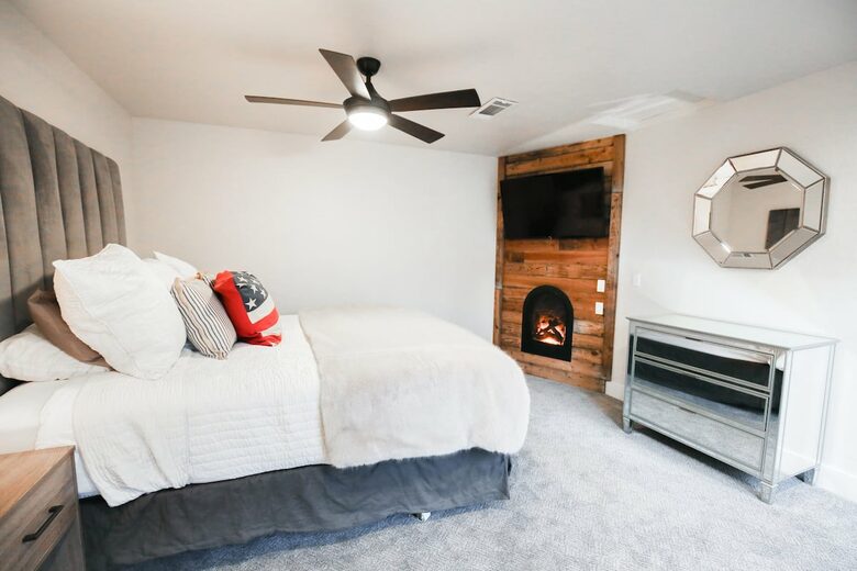 Home exchange in Bass Lake CA, second master with fireplace & TV