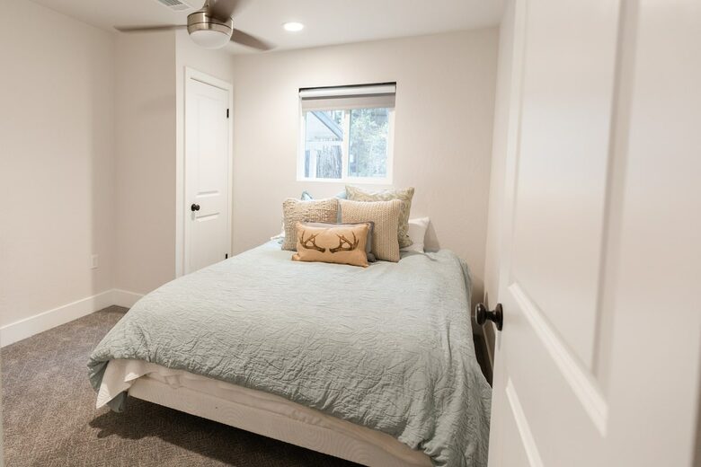 Home exchange in Bass Lake CA, bedroom with queen-size bed