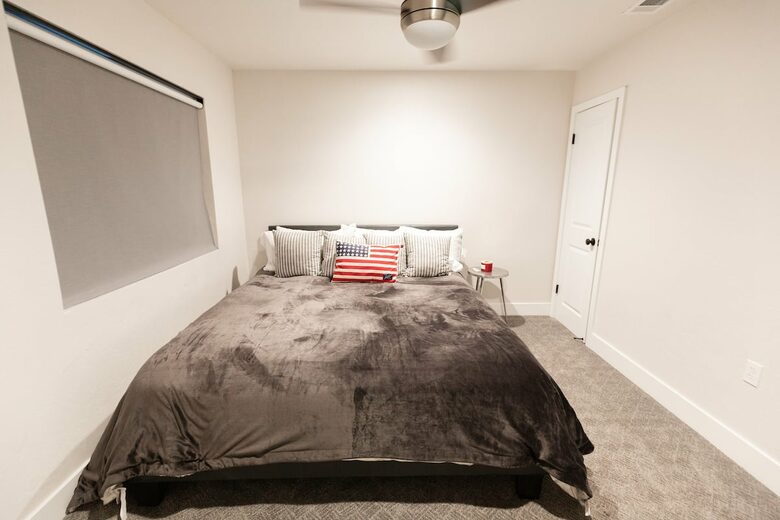 Home exchange in Bass Lake CA, bedroom with king-sized bed