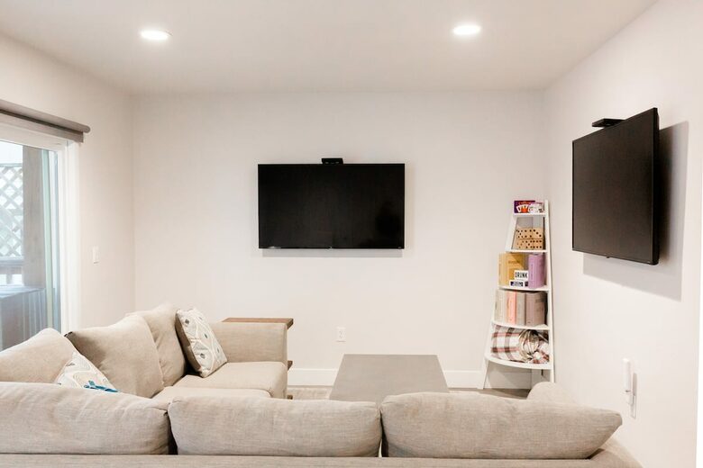 Home exchange in Bass Lake CA, family room with 2 flatscreen TVs