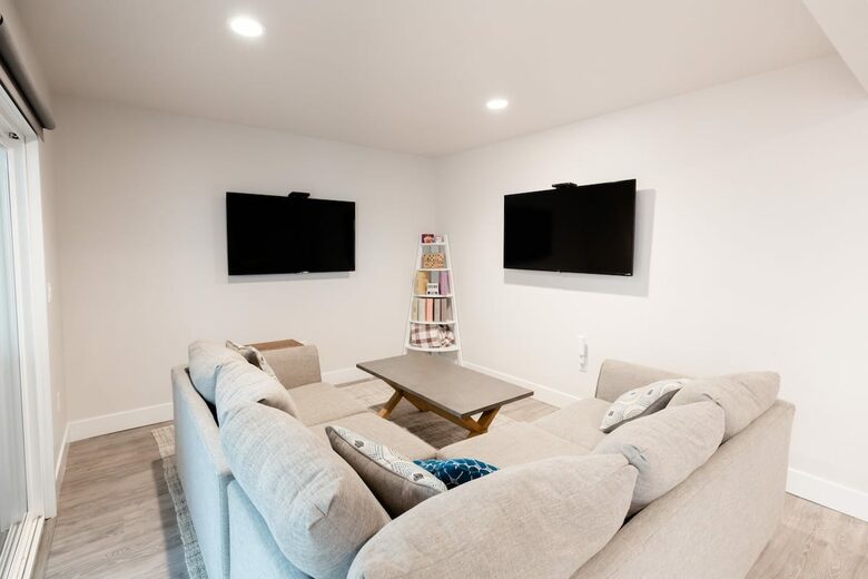Home exchange in Bass Lake CA, family room with large sectional