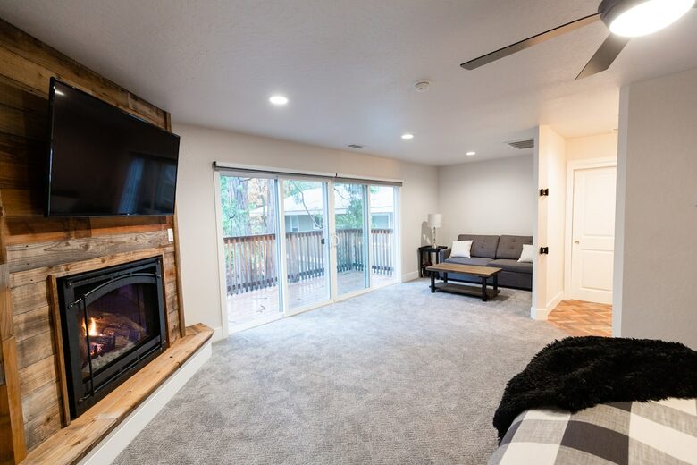 Home exchange in Bass Lake CA, master bedroom that opens to a deck