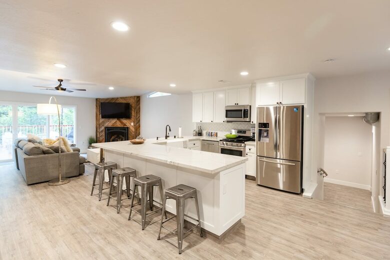 Home exchange in Bass Lake CA, kitchen with seating for 4 at the bar