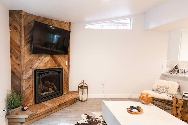 Home exchange in Bass Lake CA, fireplace & flatscreen in living room