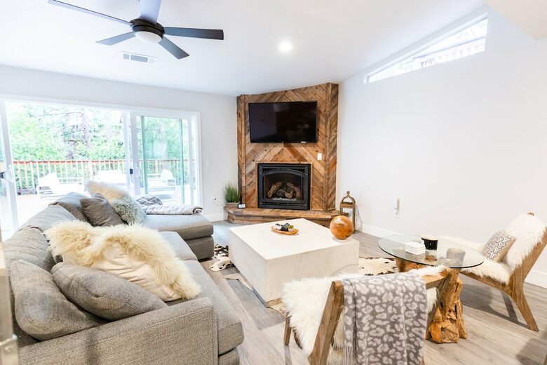 Home exchange in Bass Lake CA, living room with cozy seating