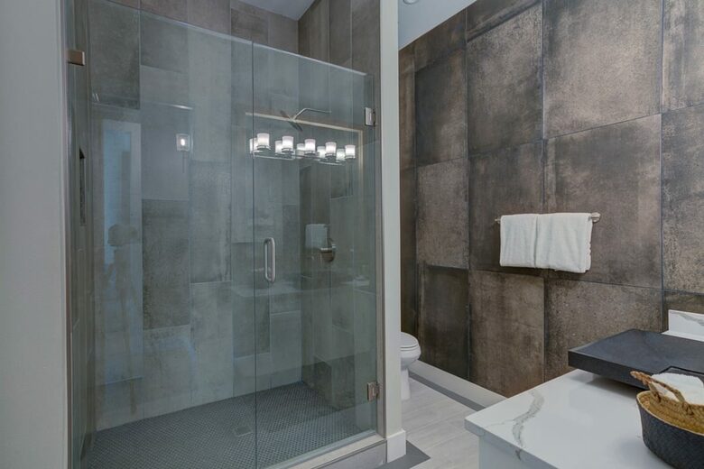 Home exchange in Spicewood TX, bathroom with walk-in shower