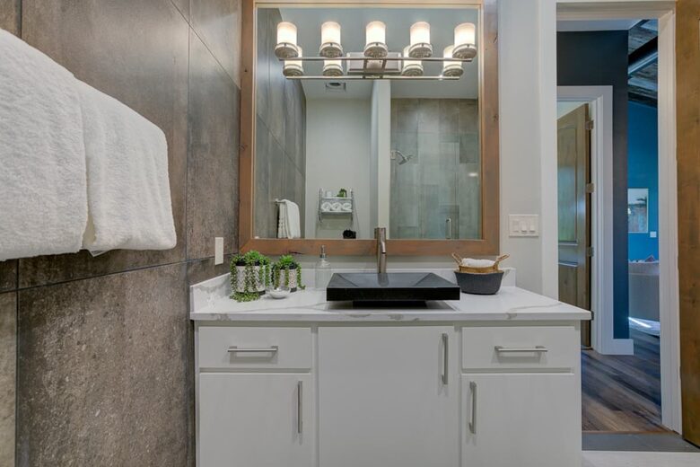 Home exchange in Spicewood TX, bathroom with quartz counters