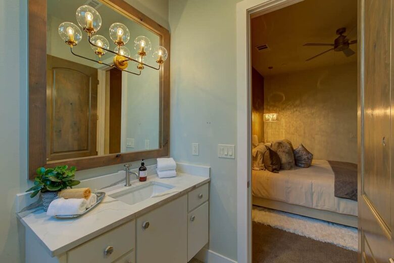 Home exchange in Spicewood TX, master bathroom with quartz counters