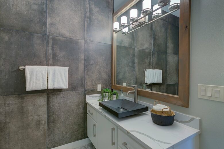 Home exchange in Spicewood TX, bathroom with quartz counters