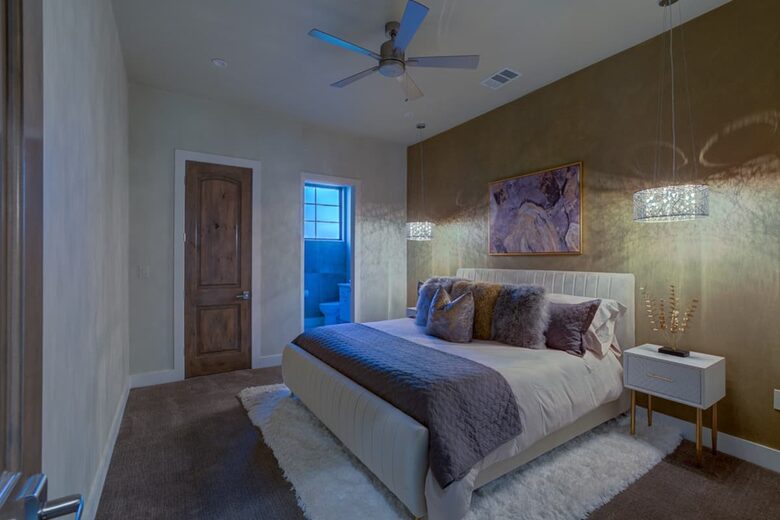 Home exchange in Spicewood TX, master bedroom with king-sized bed