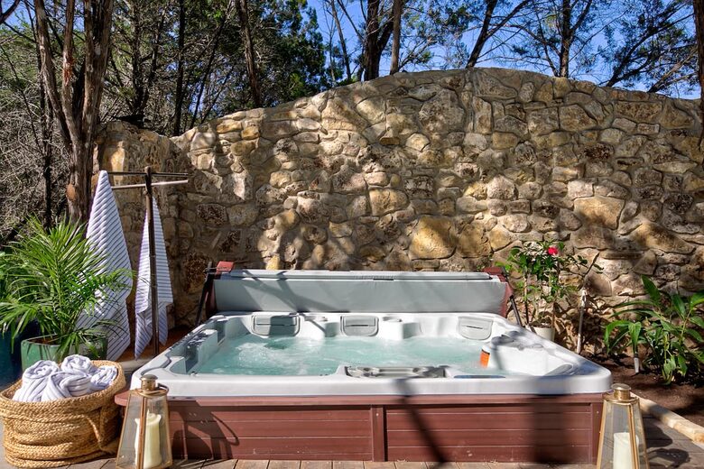 Home exchange in Spicewood TX with 4-person ThermoSpa hot tub