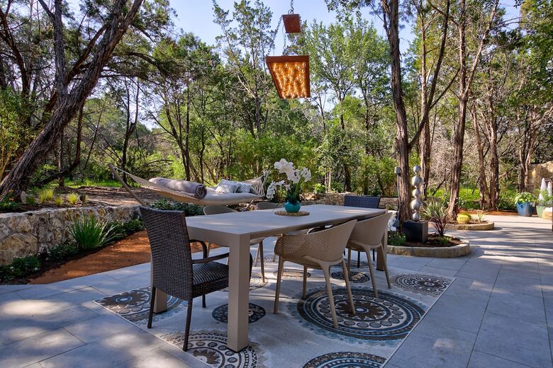 Home exchange in Spicewood TX, outdoor dining area