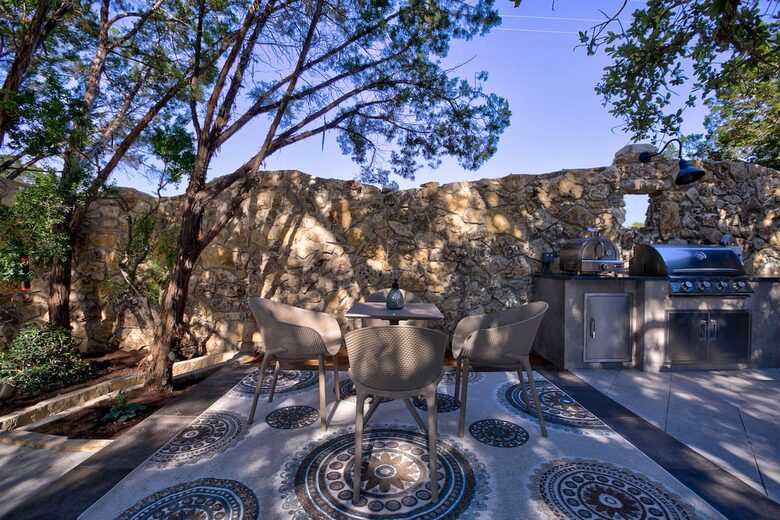 Home exchange in Spicewood TX with outdoor kitchen