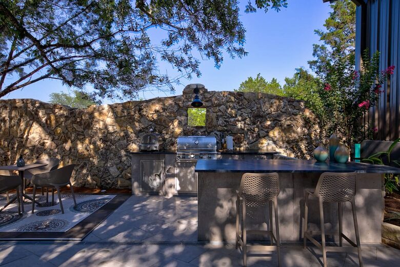 Home exchange in Spicewood TX with outdoor propane grill & pizza oven