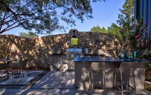 Home exchange in Spicewood TX with outdoor propane grill & pizza oven