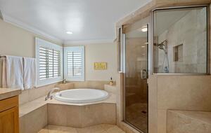 Intercambio de casas en Oxnard (California), cuarto de baño principal con ducha a ras de suelo