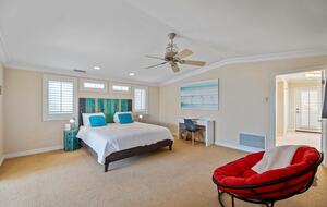 Intercambio de casas en Oxnard (California); dormitorio principal con sillón Papsan capitoné