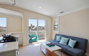 Intercambio de viviendas en Oxnard (California); loft con zona de estar principal y sofá