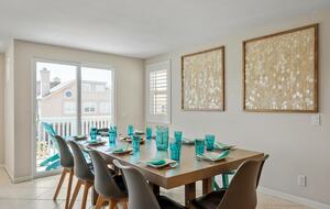 Intercambio de casas en Oxnard (California); comedor con puerta abierta a la terraza