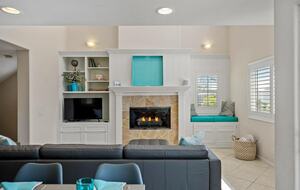 Intercambio de casas en Oxnard (California); salón con televisor de pantalla plana y chimenea