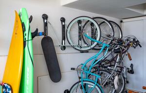 Intercambio de casas en Oxnard (California), garaje con bicicletas y tablas de surf