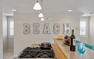 Intercambio de casas en Oxnard (California) con decoración de pared con letras galvanizadas que forman la palabra «beach»