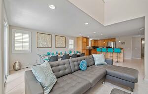 Intercambio de casas en Oxnard (California), salón con sofá chaise longue de cuero